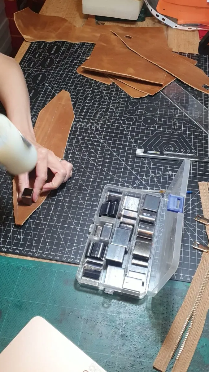 Búa đập đục trên dải da