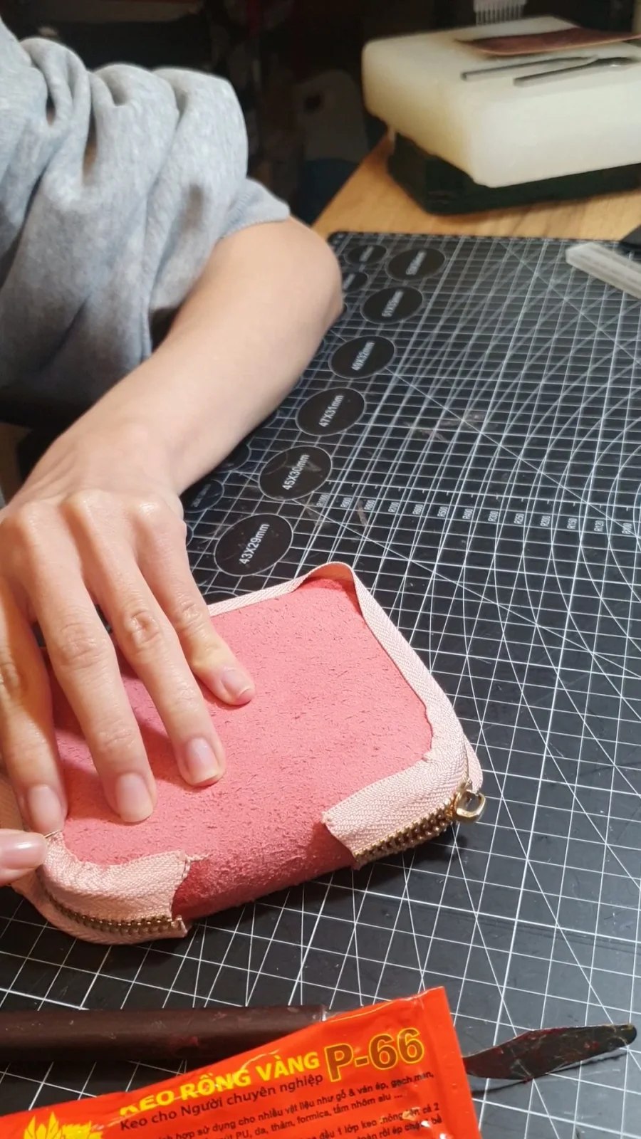 Dán keo, miết lớp lót ví