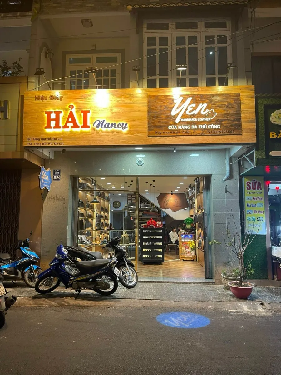Mặt tiền tiệm buổi tối, biển Yen sáng đèn