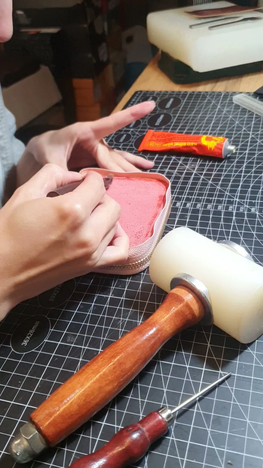 Ráp ví, gõ mép bằng búa gỗ