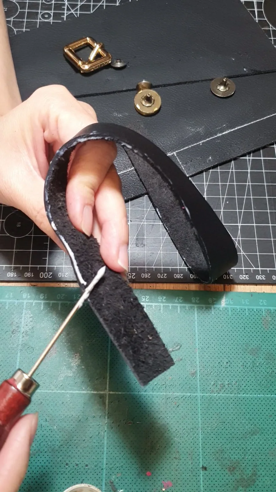 Vuốt mép dây da cho mịn